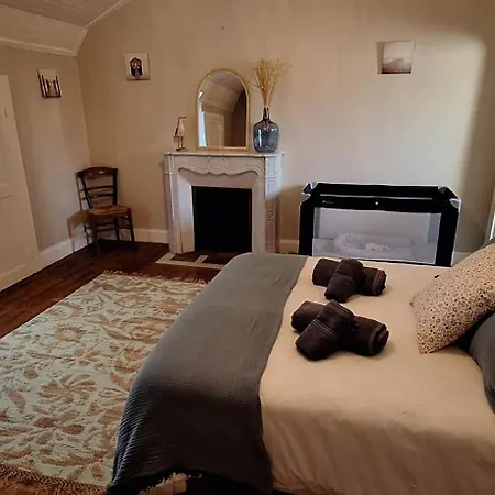 Grand Familial 5 A Ally, Dans Le Cantal A Cote De Salers Ally (Cantal)