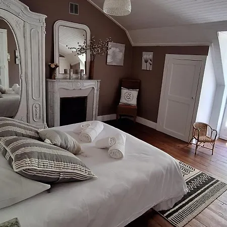 Grand Familial 5 A Ally, Dans Le Cantal A Cote De Salers * Ally (Cantal)