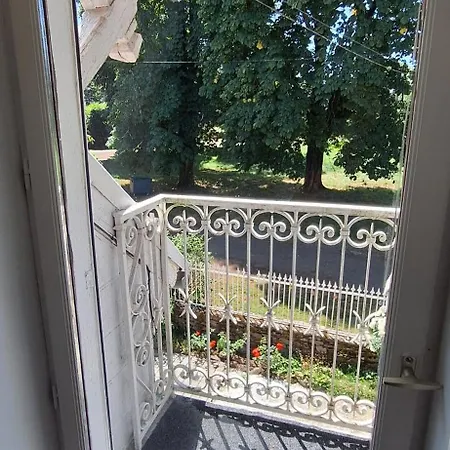 Grand Familial 5 A Ally, Dans Le Cantal A Cote De Salers