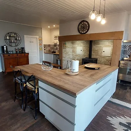 Grand Familial 5 A Ally, Dans Le Cantal A Cote De Salers * Ally (Cantal)