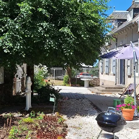 度假居 Grand Familial 5 A Ally, Dans Le Cantal A Cote De Salers